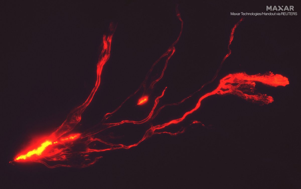 Satellite images show lava flowing from Hawaii's Mauna Loa volcano